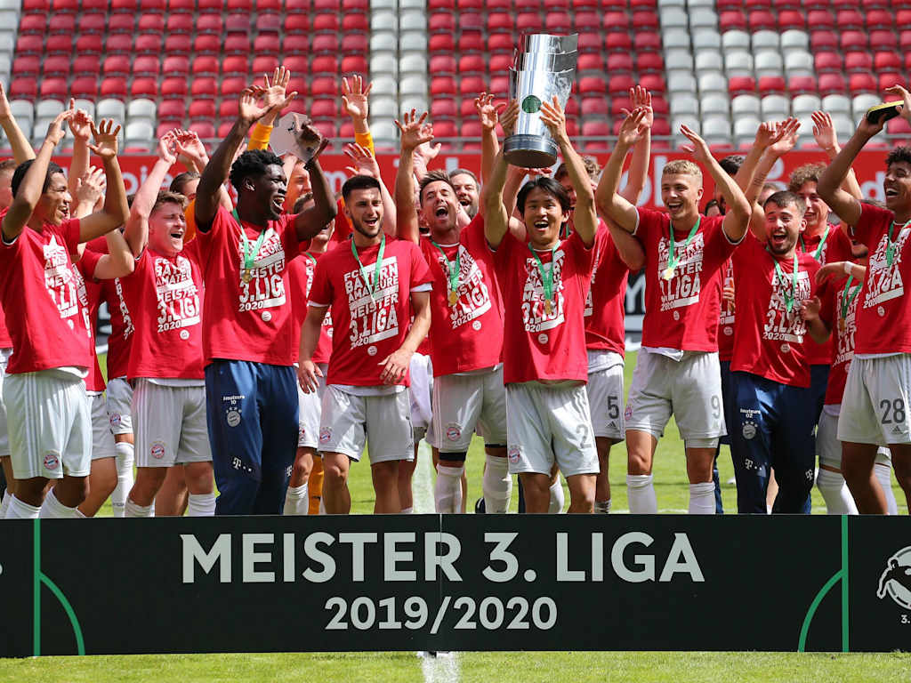 Die FC Bayern Amateure bejubeln den Gewinn der dritten Liga in Kaiserslautern.
