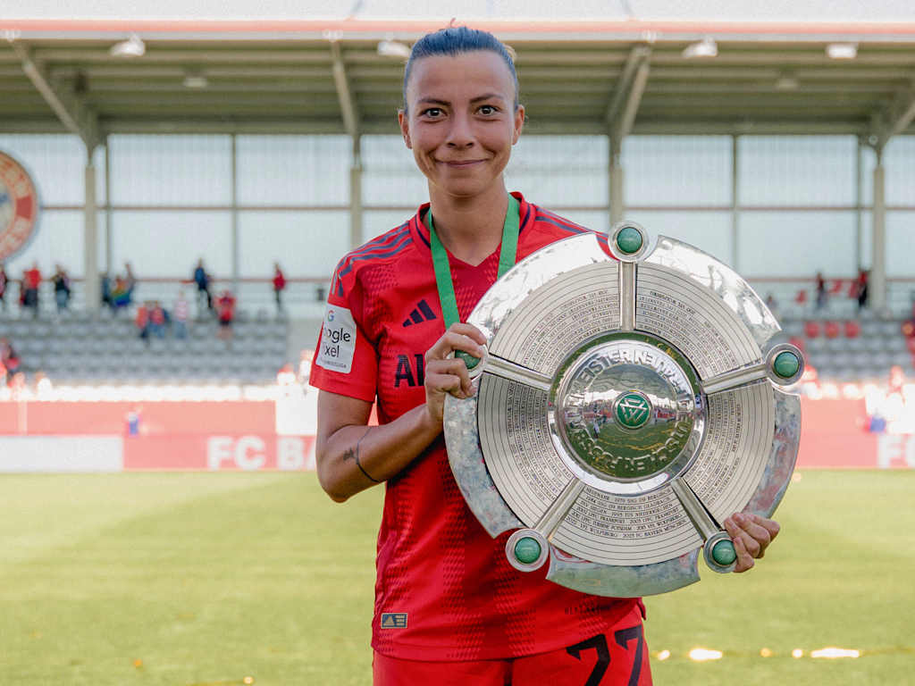 Arianna Caruso holds the 2024/25 season Meisterschale and smiles
