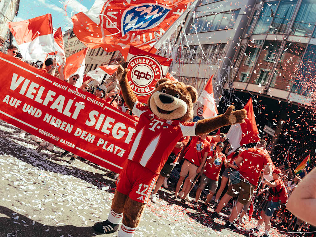 Berni vor den Teilnehmenden des FC Bayern beim Christopher Street Day