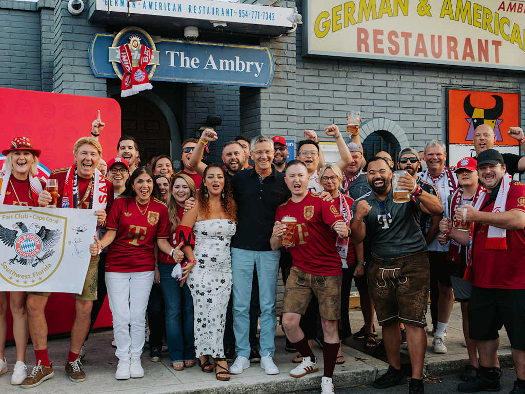 Gruppenfoto mit Herbert Hainer vor dem The Ambry Restaurant in Fort Lauderdale