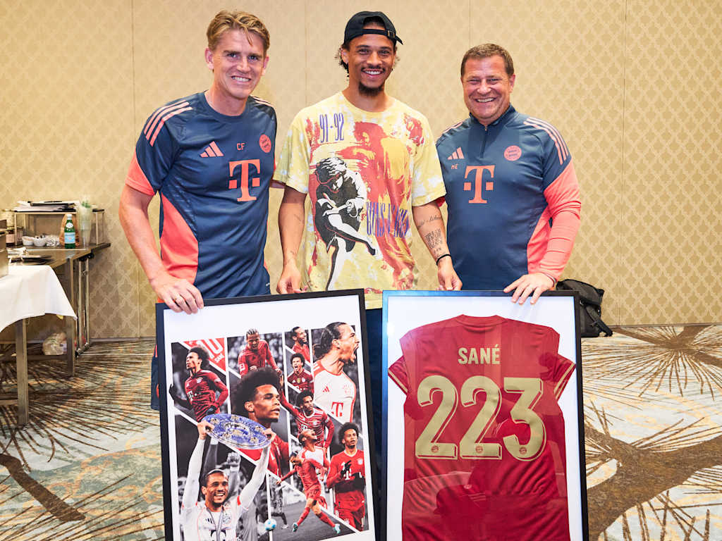 Christoph Freund und Max Eberl verabschieden sich mit zwei Geschenken von Leroy Sané