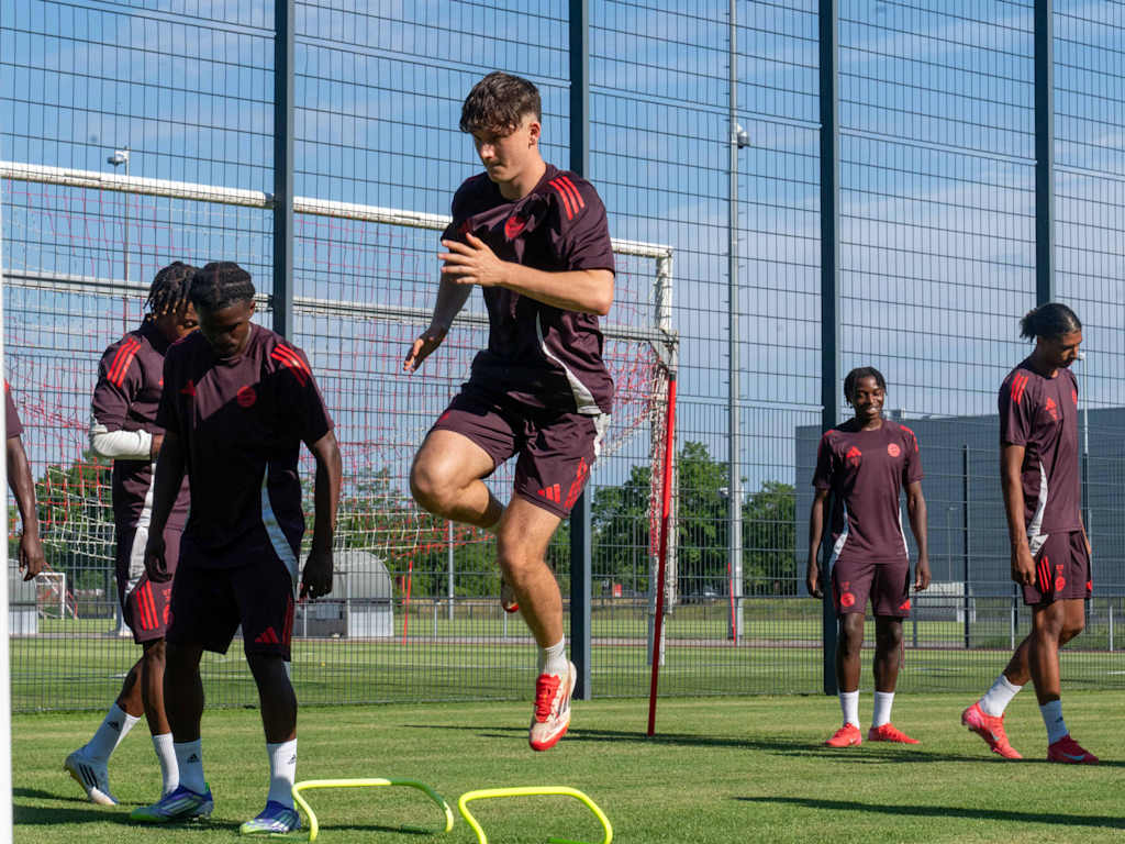 Simon Zöls im Training der FC Bayern U19.