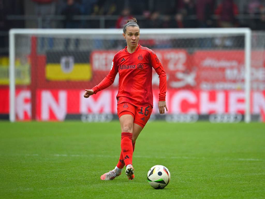 Julia Zigiotti Olme im Trikot des FC Bayern mit Ball am Fuß