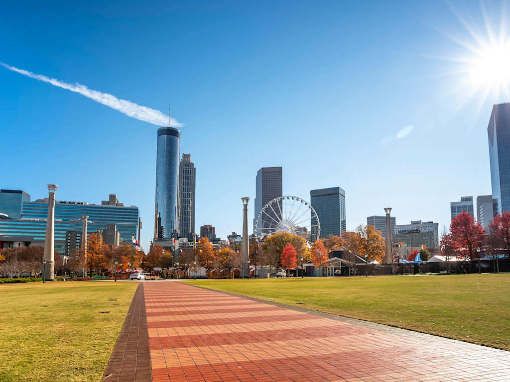 Ein Blick aus dem Olympiapark auf die Skyline von Atlanta bei Sonnenschein