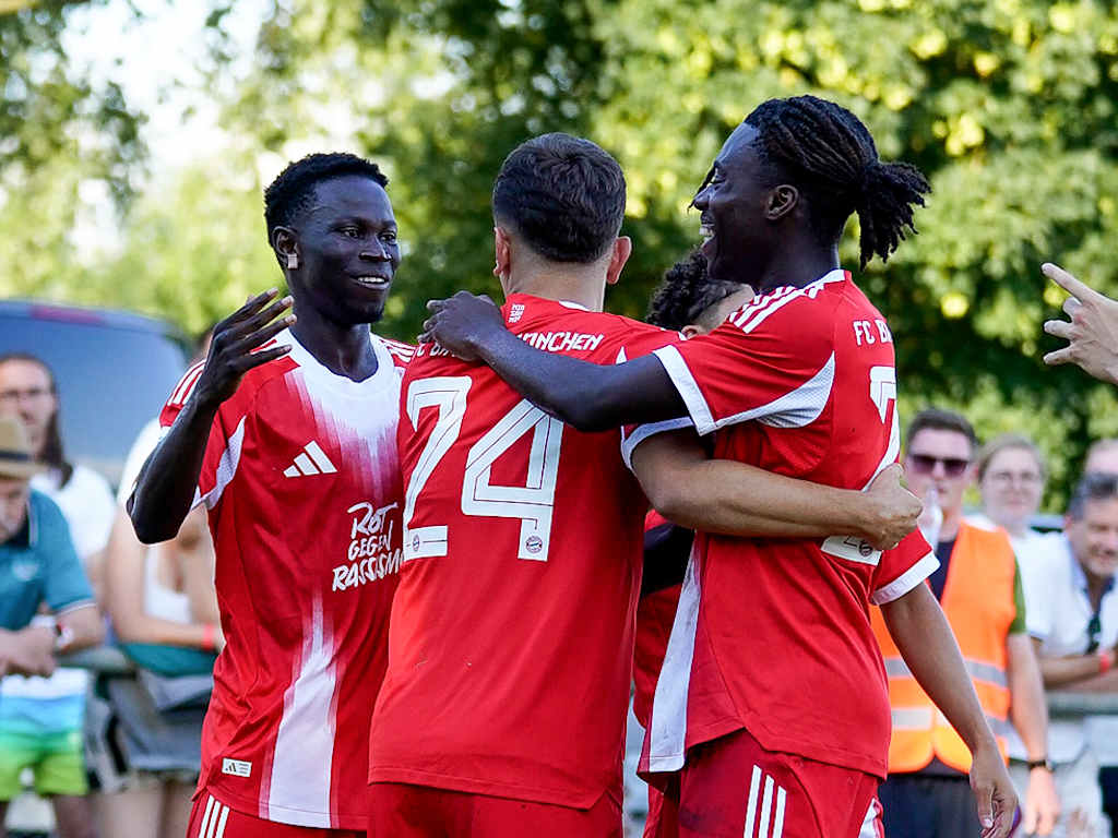 Die FC Bayern Amateure jubeln nach einem Tor.