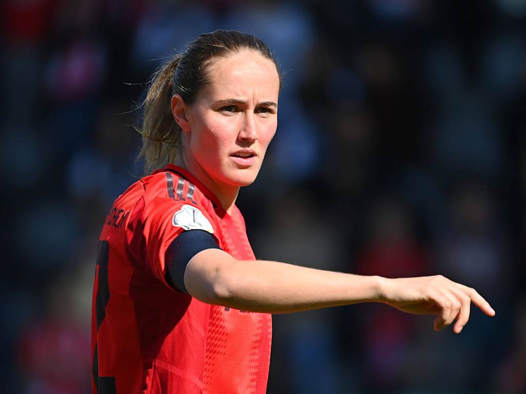Sydney Lohmann wearing the FC Bayern jersey.