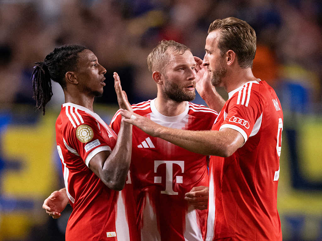 Michael Olise, Konrad Laimer und Harry Kane bejubeln ein Tor des FC Bayern