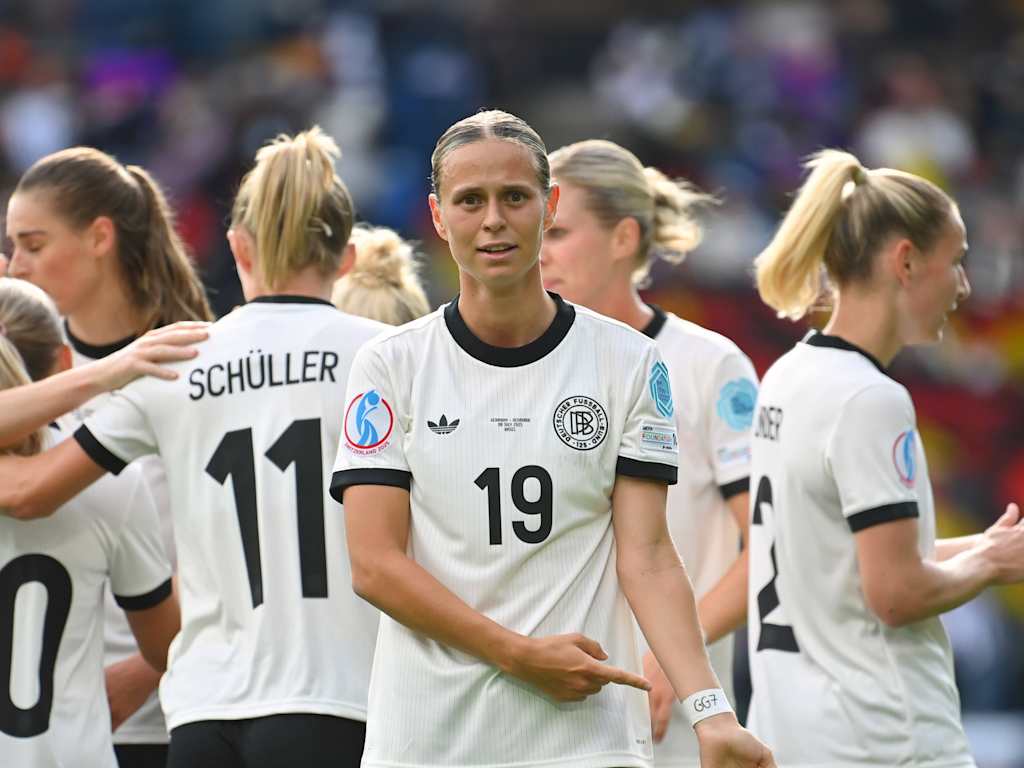 Klara Bühl in the EURO match against Denmark with a gesture to Giulia Gwinn.