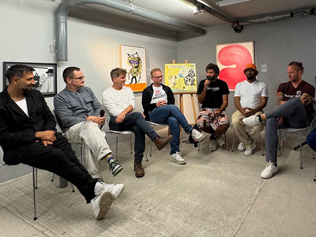 Die Teilnehmer der Podiumsdiskussion im Rahmen der Glockenbach-Biennale 2025 im Gesrpäch.