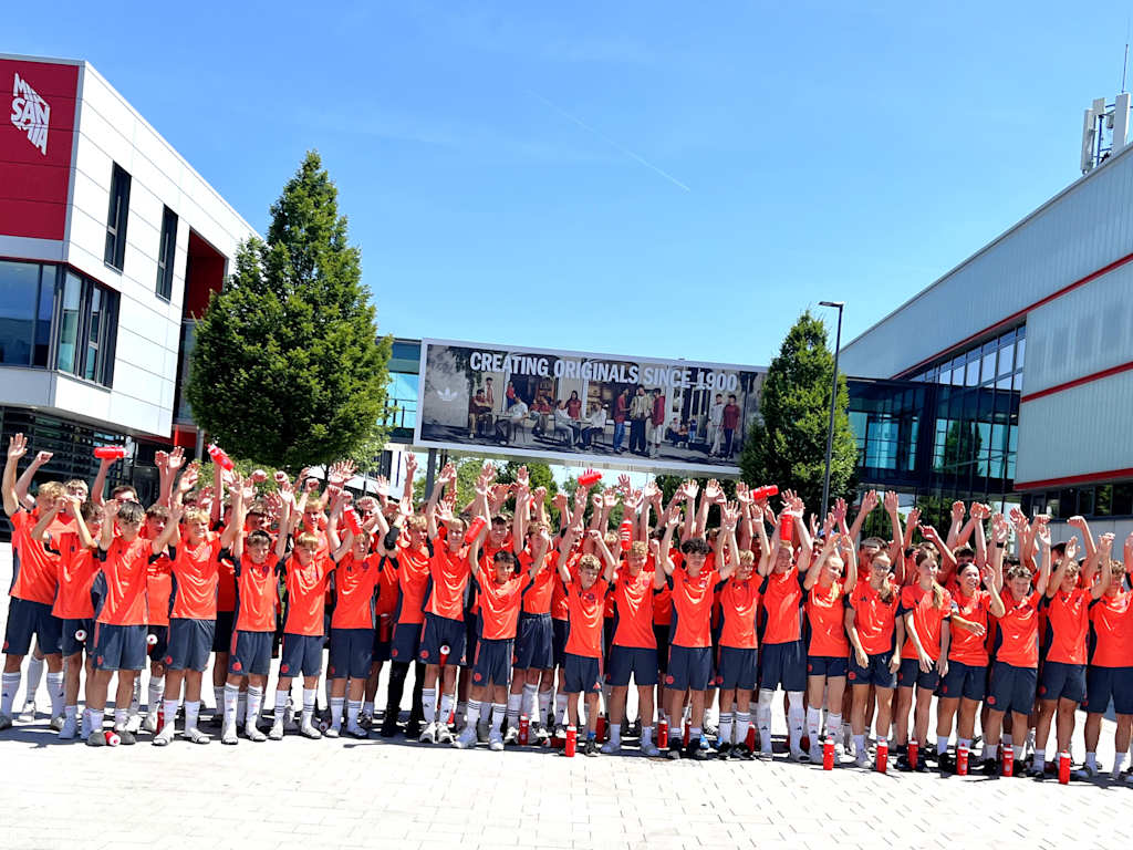 TEENS CLUB-Mitglieder am FC Bayern Campus