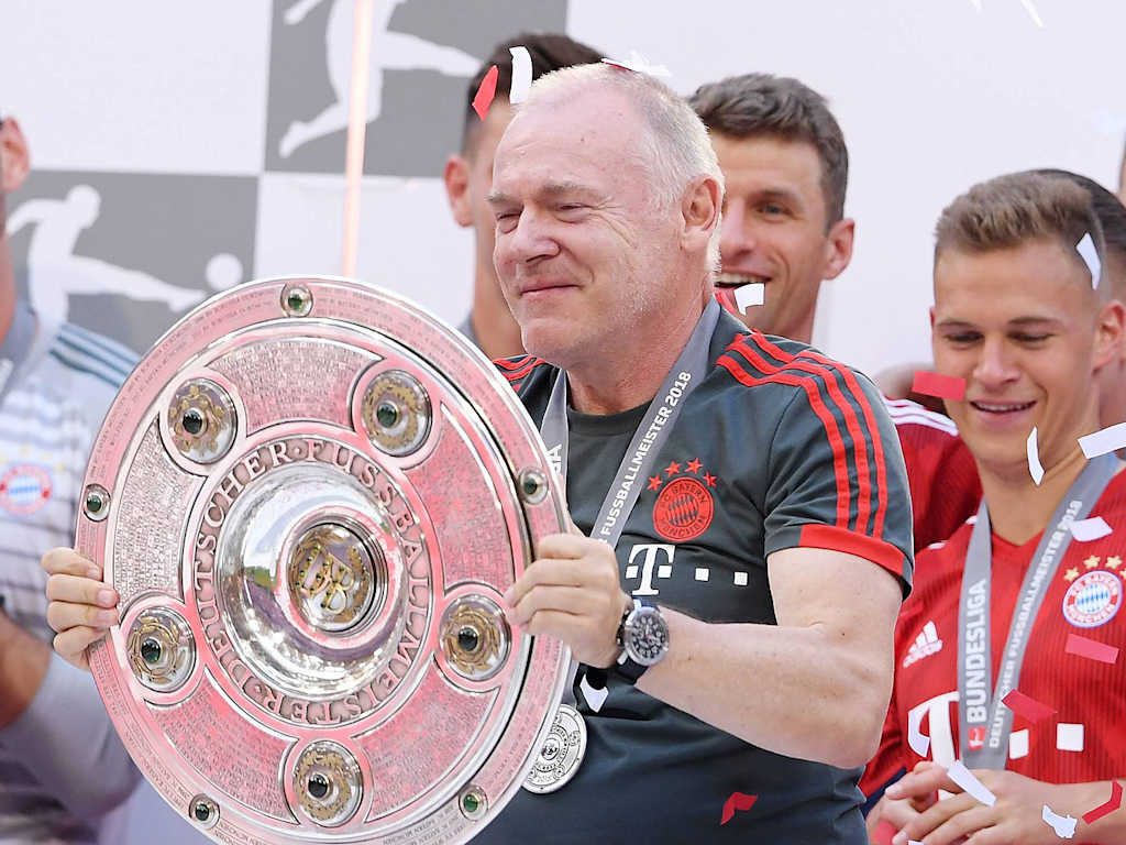 Hermann Gerland holding the Meisterschale