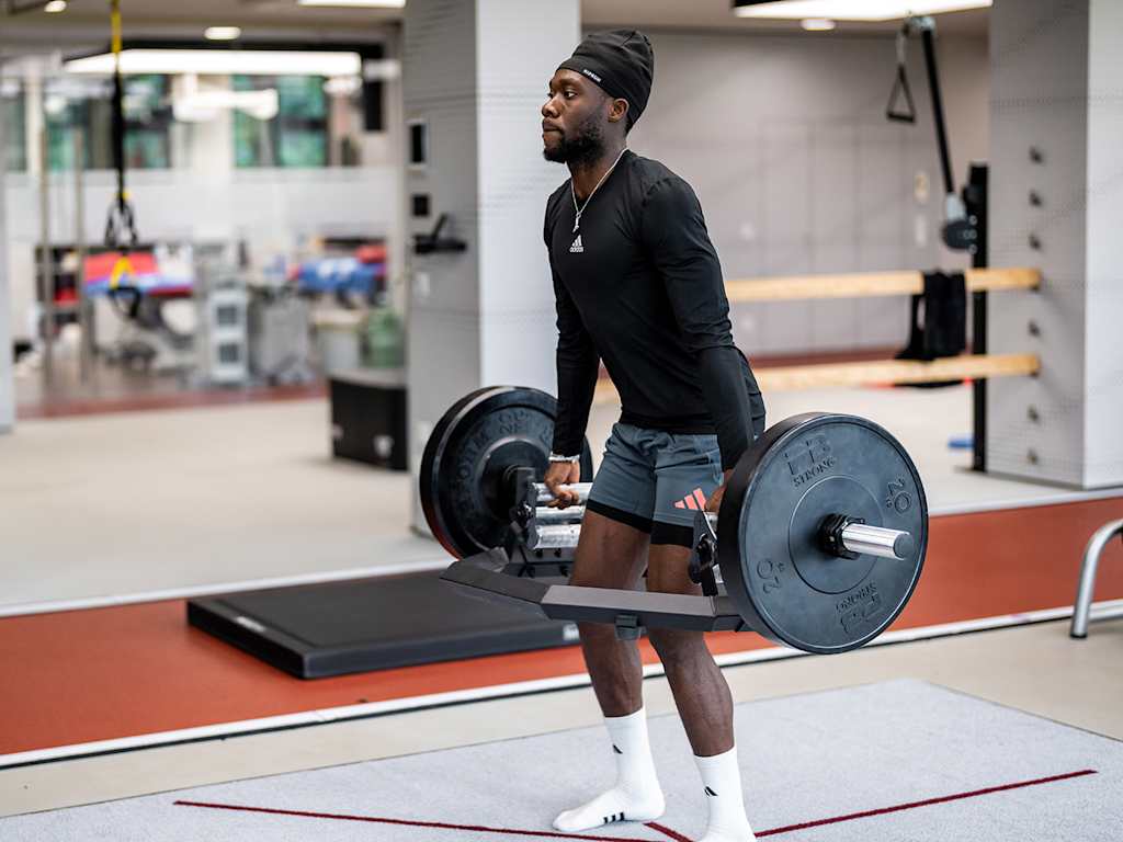 Alphonso Davies lifts a dumbbell in FC Bayern rehab training