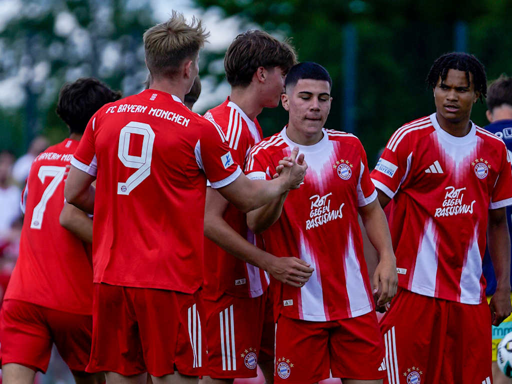 Die FC Bayern Amateure jubeln nach einem Tor.