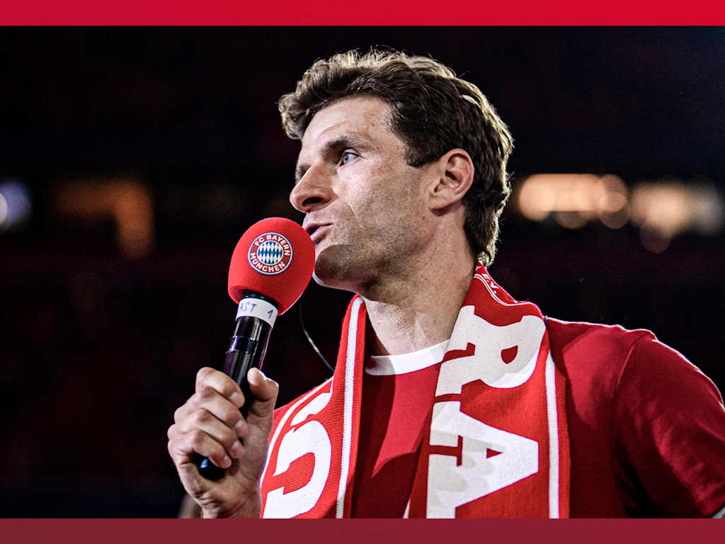 Thomas Müller spricht zu den Fans in der Allianz Arena: Titelbild zur Folge 61 des FC Bayern Podcasts