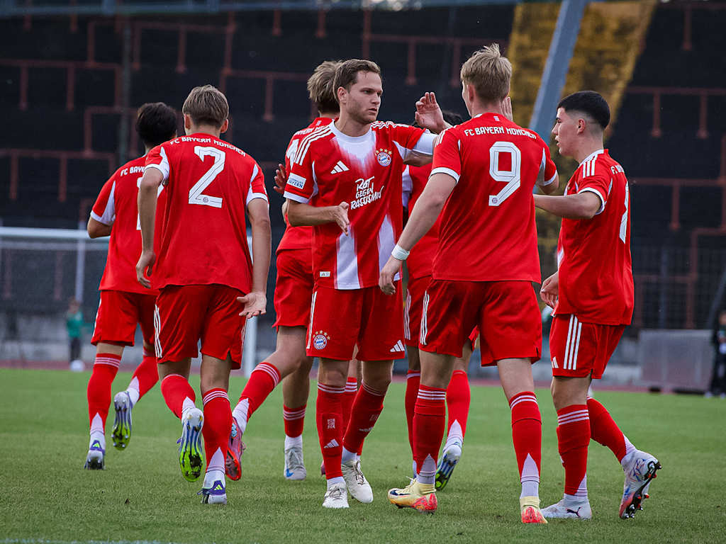 Benno Schmitz und seine Teamkollegen bejubeln ein Tor im Spiel der FC Bayern Amateure beim FC Augsburg II