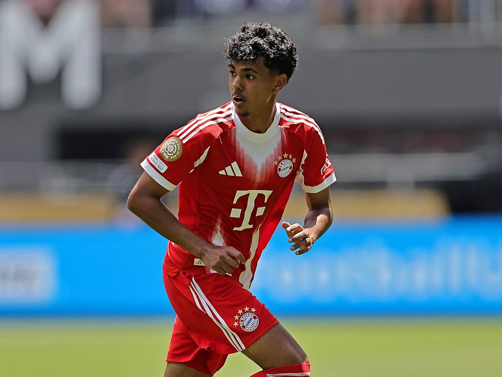 Adam Aznou in an FC Bayern shirt during a match at the FIFA Club World Cup.