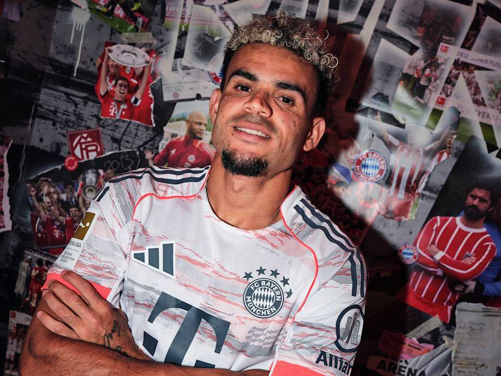 FC Bayern new signing Luis Díaz in the away shirt
