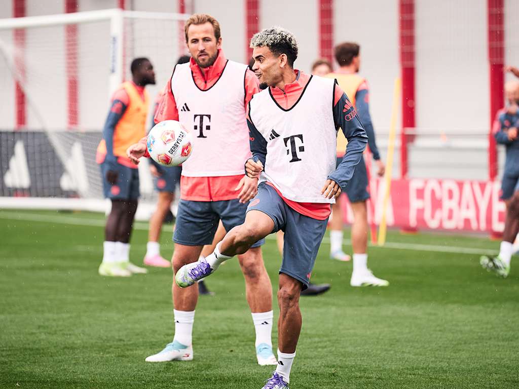 Luis Diaz spielt einen Ball mit der Hacke im Training des FC Bayern