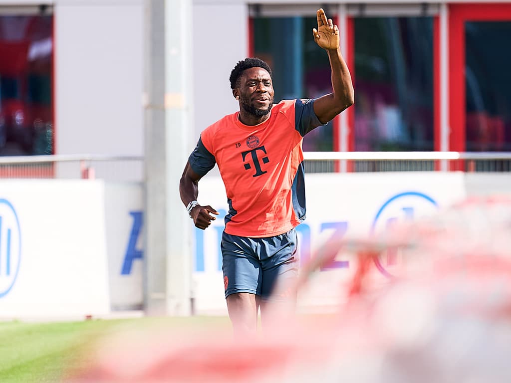Alphonso Davies runs and smiles in FC Bayern training
