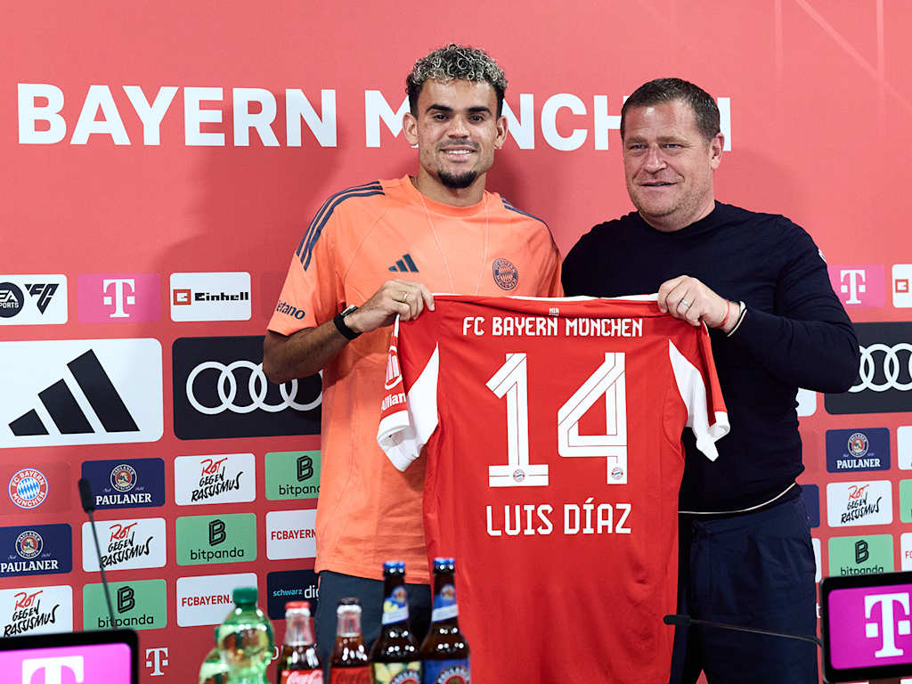 Luis Díaz and Max Eberl hold up the new signing's number 14 shirt for FC Bayern at his unveiling press conference