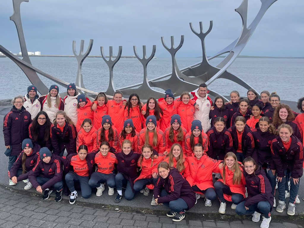 Die U17 und U15 der FC Bayern vor dem Solfar in Island