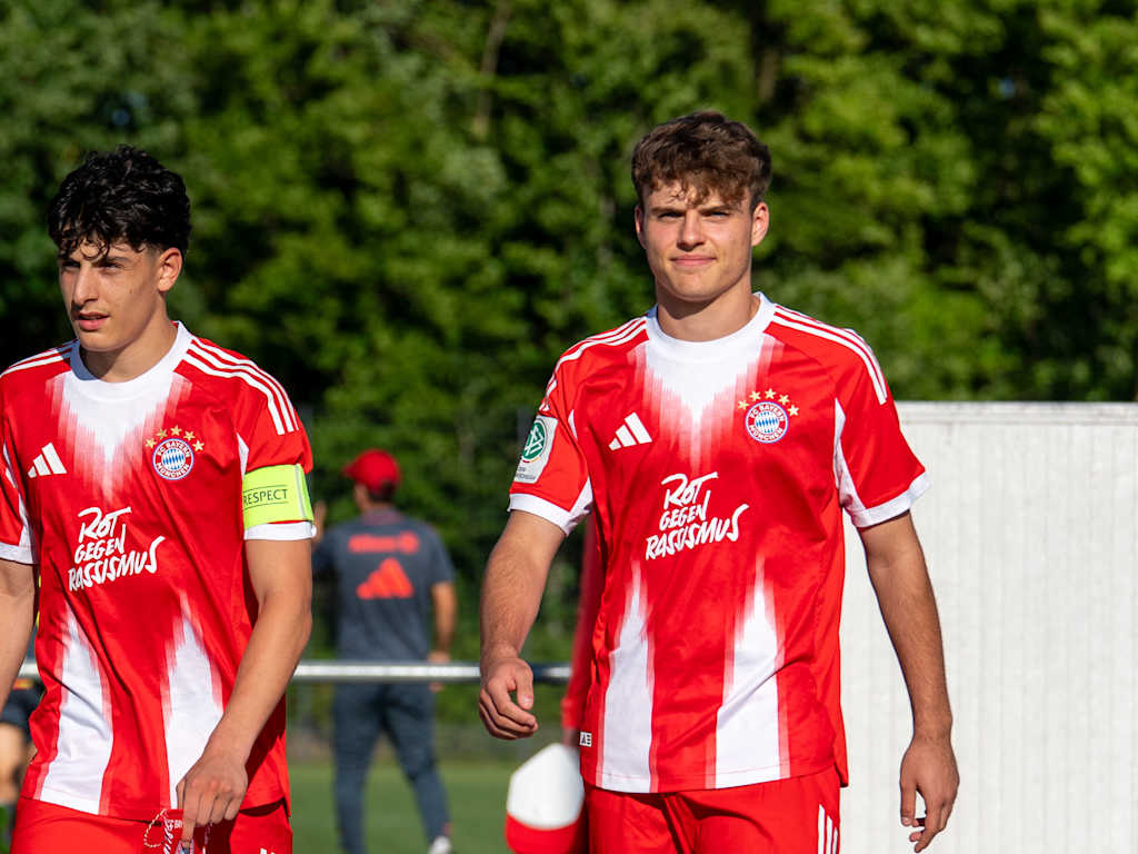 Deniz Ofli und Moritz Göttlicher im Trikot des FC Bayern.