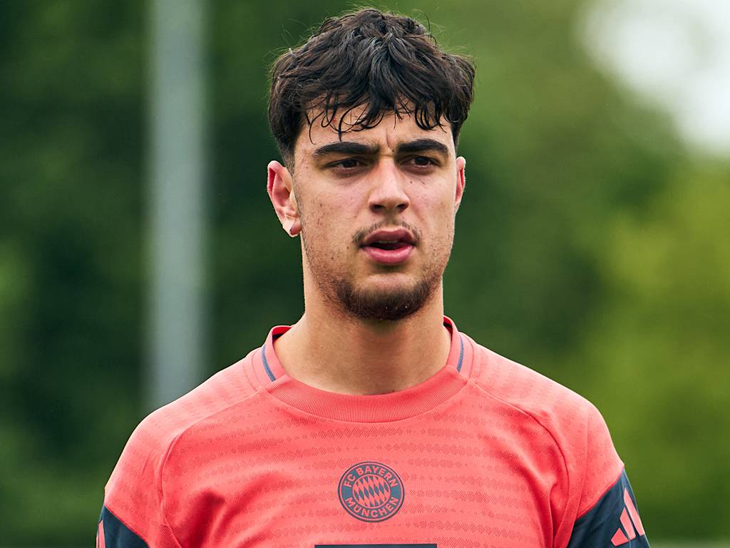 Aleksandar Pavlovic during an FC Bayern training session