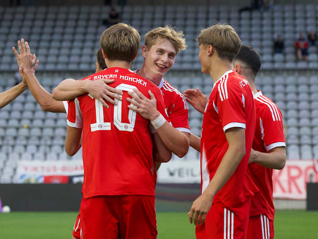 Die FC Bayern Amateure bejubeln ein Tor im Heimspiel gegen den TSV Buchbach.