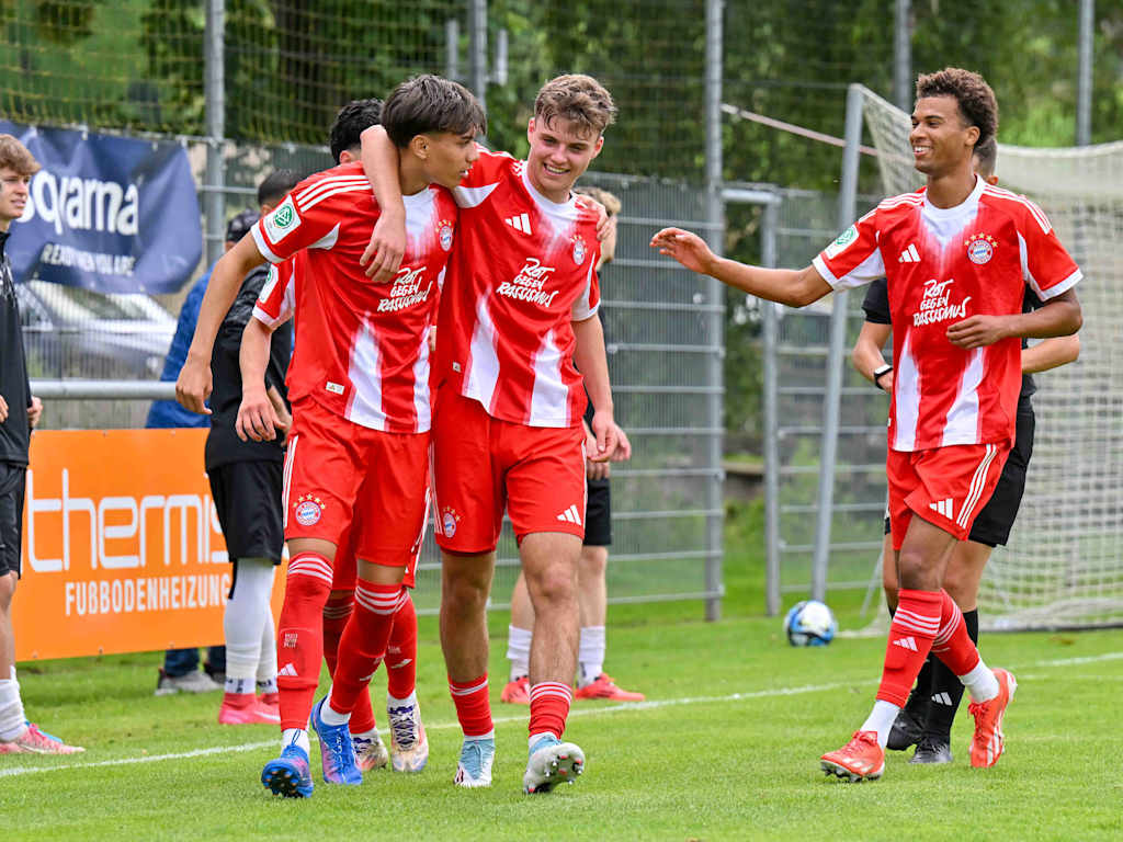 Die FCB-U19 feiert ein Tor.