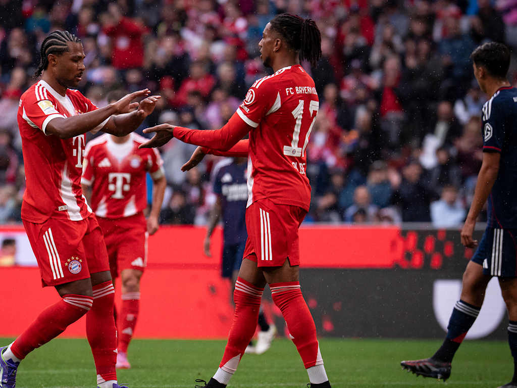 Michael Olise bejubelt sein Tor zum 2:0 im Testspiel zwischen dem FC Bayern und Olympique Lyon.
