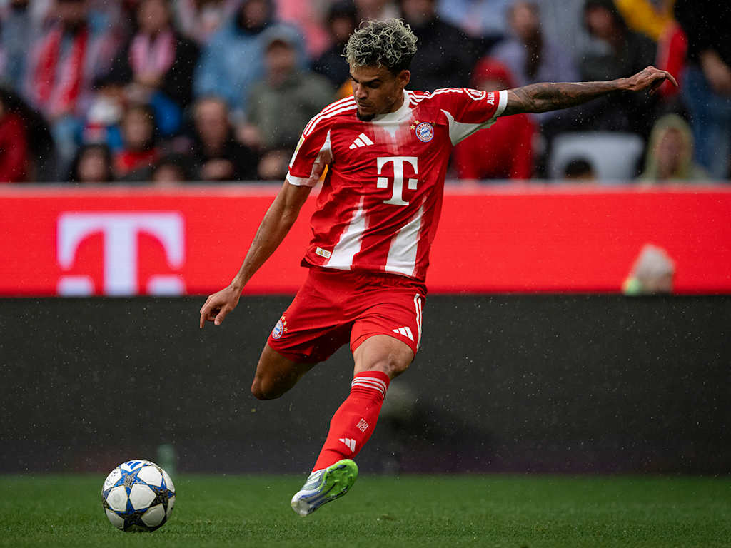 Luis Diaz kicks the ball during the preseason friendly between FC Bayern and Olympique Lyon.