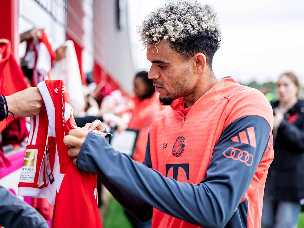 Luis Díaz signing autographs at FC Bayern's open training session.