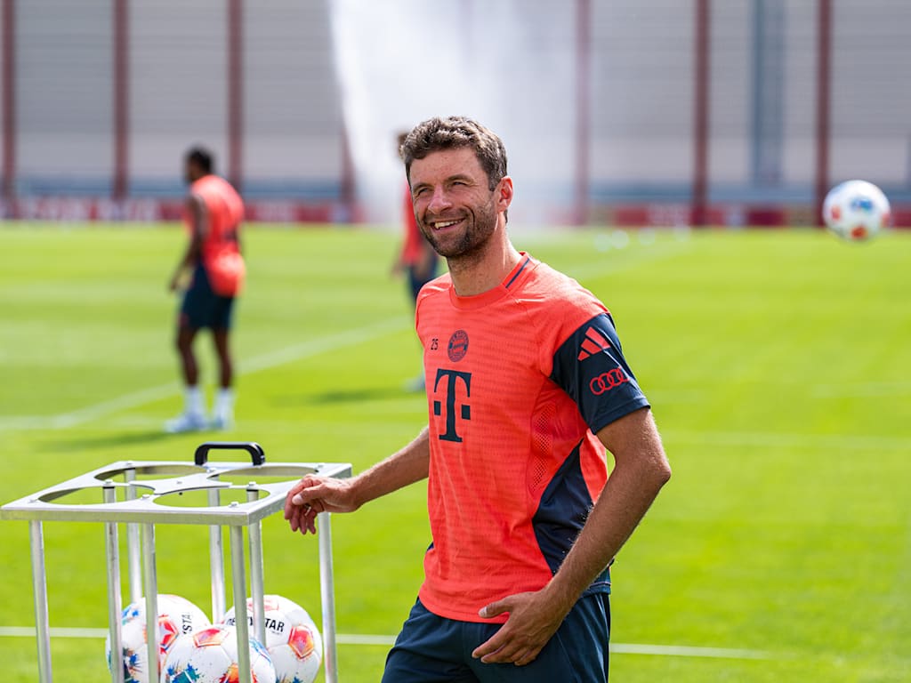Thomas Müller talks to Leon Goretzka in FC Bayern training.