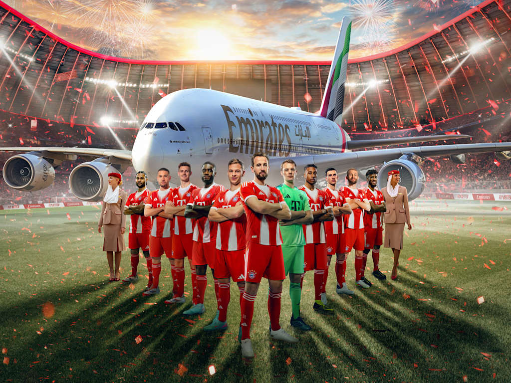 Grafik: Ein Flugzeug von Emirates in der Allianz Arena des FC Bayern