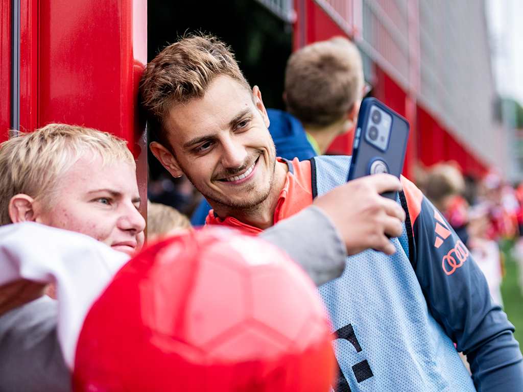 Josip Stanišić klatscht Berni vorm Training ab.
