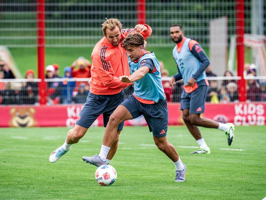 Harry Kane and Tom Bischof in a tussle in FC Bayern training