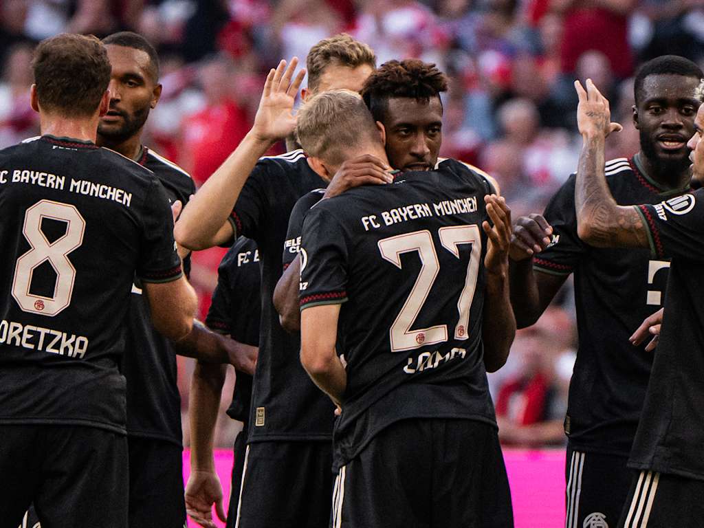 Kingsley Coman bejubelt sein Tor zum 2:0 im Testspiel des FC Bayern gegen Tottenham Hotspur.