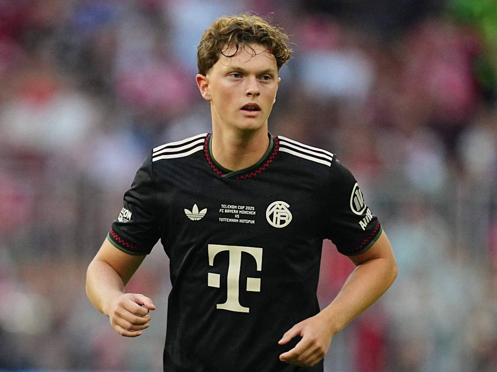 Paul Wanner wearing an FC Bayern jersey.