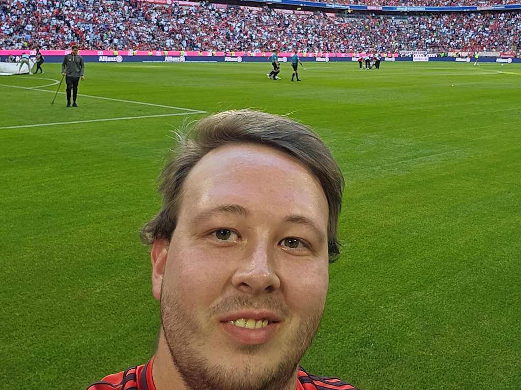 FC Bayern-Fan Dennis Windisch auf dem Rasen der Allianz Arena