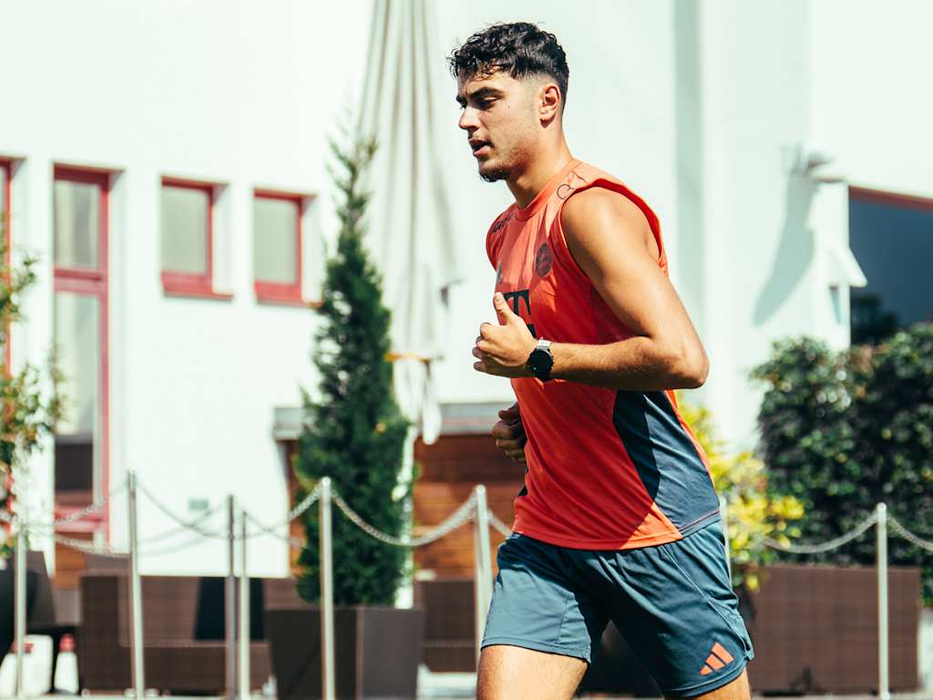 Aleksandar Pavlovic training individually and doing laps around FC Bayern's training ground following his injury