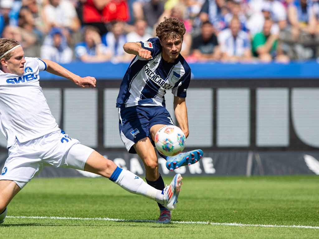 Mauric Krattenmacher, Leihspieler bei Hertha BSC, schießt im Spiel gegen den Karlsruher SC.
