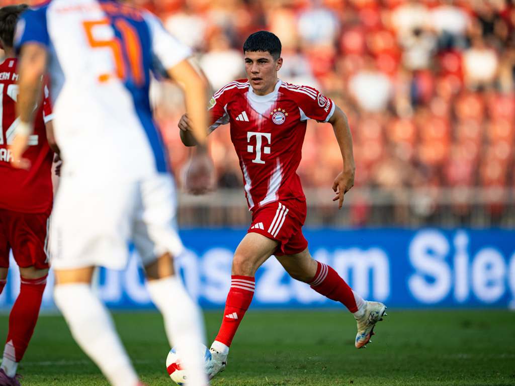 Felipe Chávez spielt den Ball bei seinem Profi-Debüt für den FC Bayern.