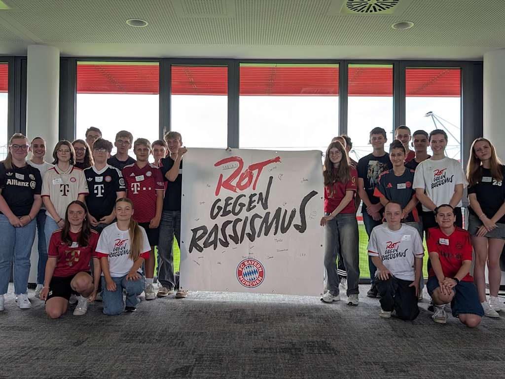 Gruppenfoto beim Rot gegen Rassismus-Workshop des FC Bayern Teens Club am Campus