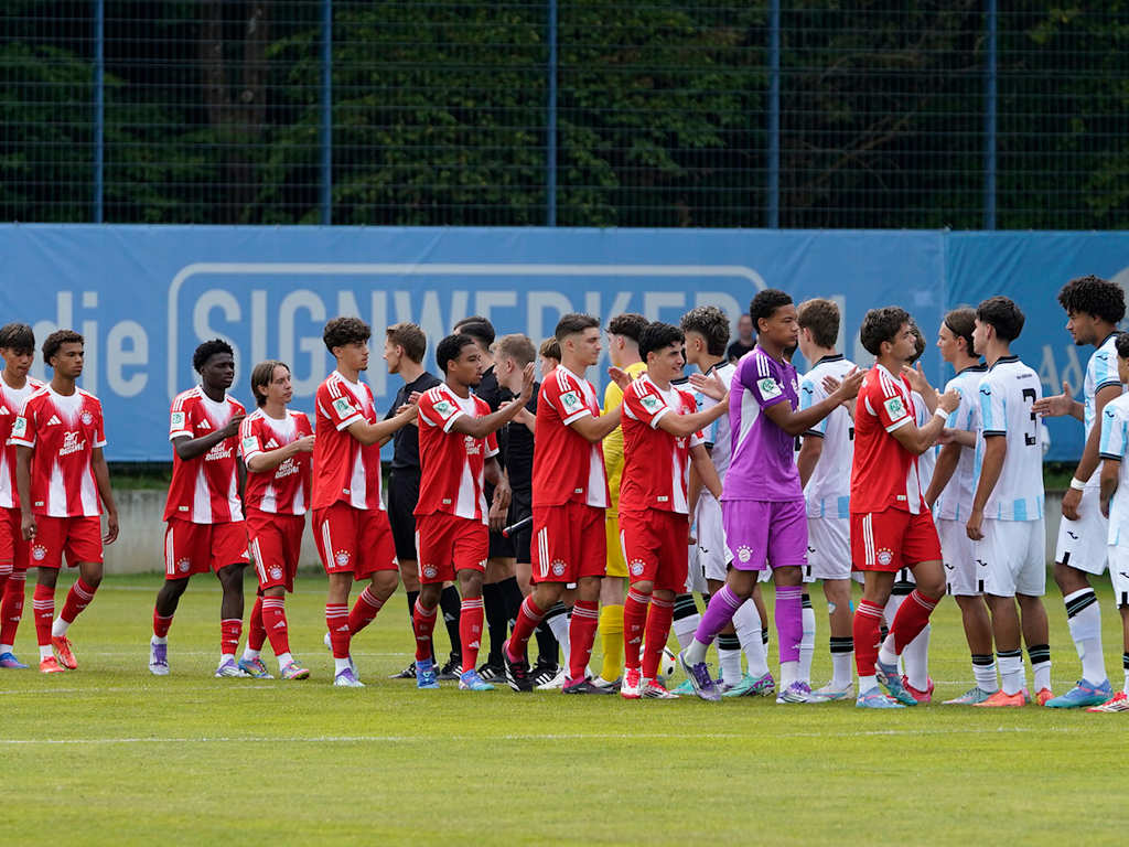 Teamaufstellung vor dem Spiel der U19 des FC Bayern beim TSV 1860