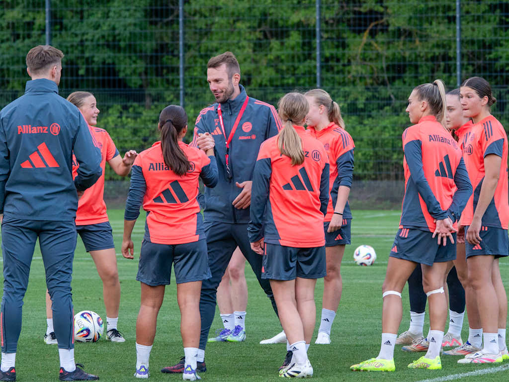 Jérôme Reisacher von den FC Bayern Frauen II während einer Trainingseinheit