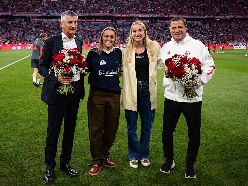 Georgia Stanway und Giulia Gwinn wurden vor dem Spiel gegen Leipzig geehrt.