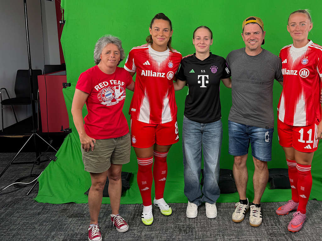 Lena Oberdorf und Lea Schüller mit Mitgliedern des Fanclubs Red Deaf