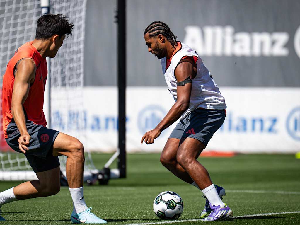 Serge Gnabry takes on Minjae Kim in FC Bayern training before the cup match at Wiesbaden.