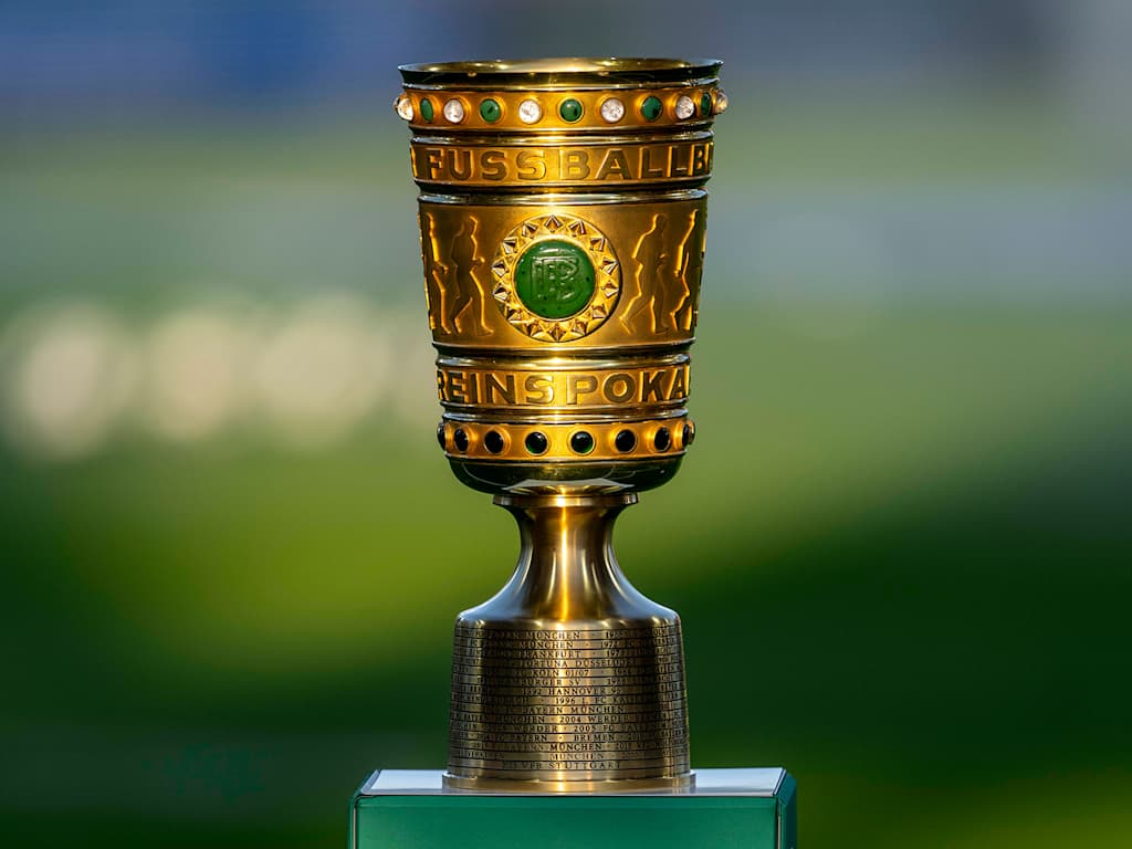 Trophäe des DFB-Pokals steht auf dem Rasen