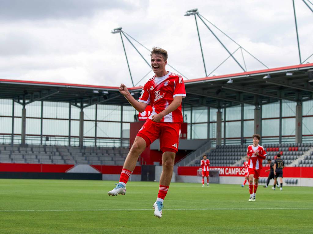Moritz Göttlicher jubelt über einen Treffer am FC Bayern Campus.